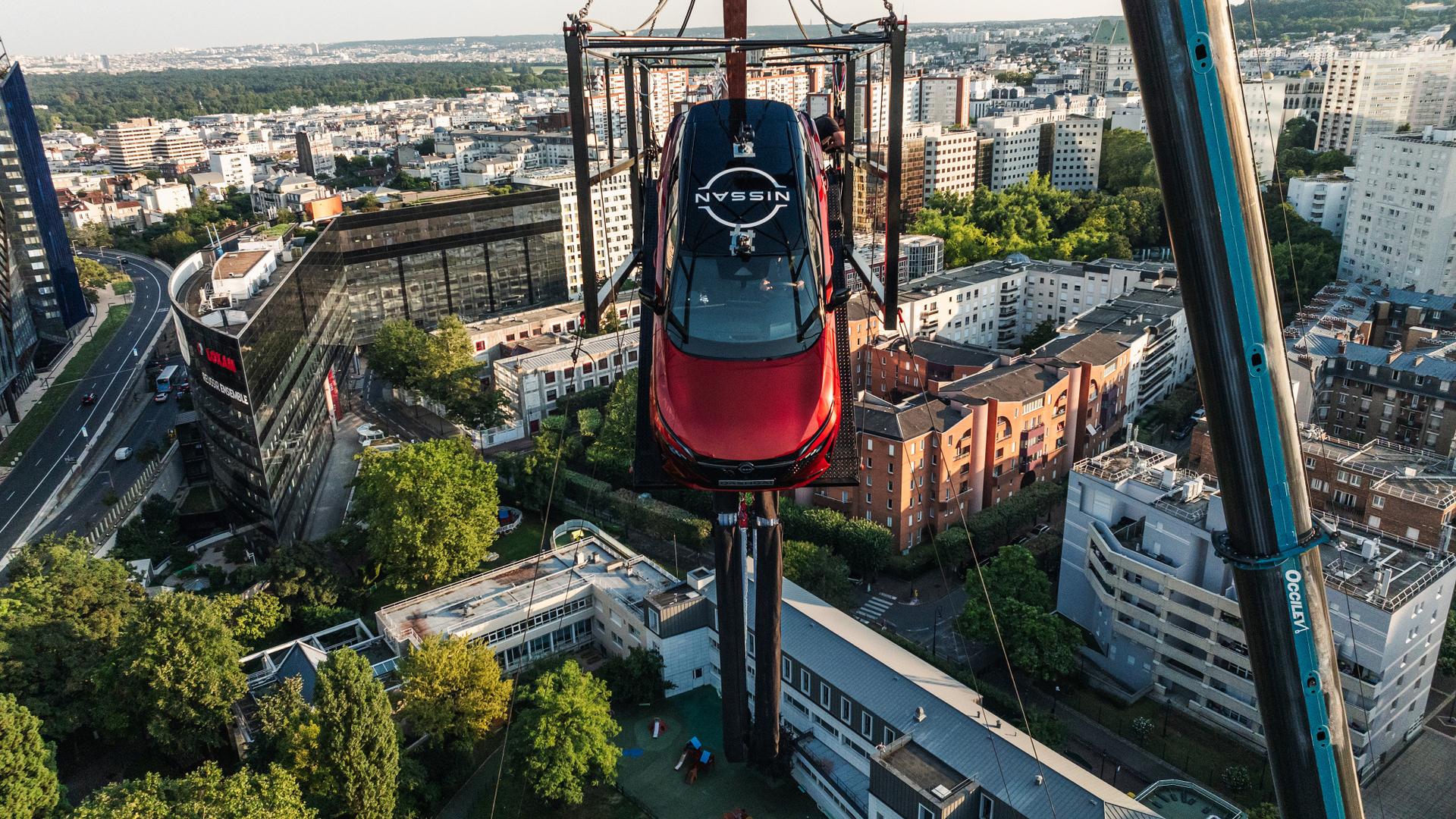 Nissan shodil nový Qashqai na gumovém laně z výšky 65 metrů | foto: Nissan 