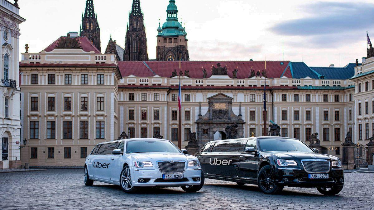 Uber při slavnostní příležitosti sveze zákazníky zdarma luxusní americkou limuzínou.