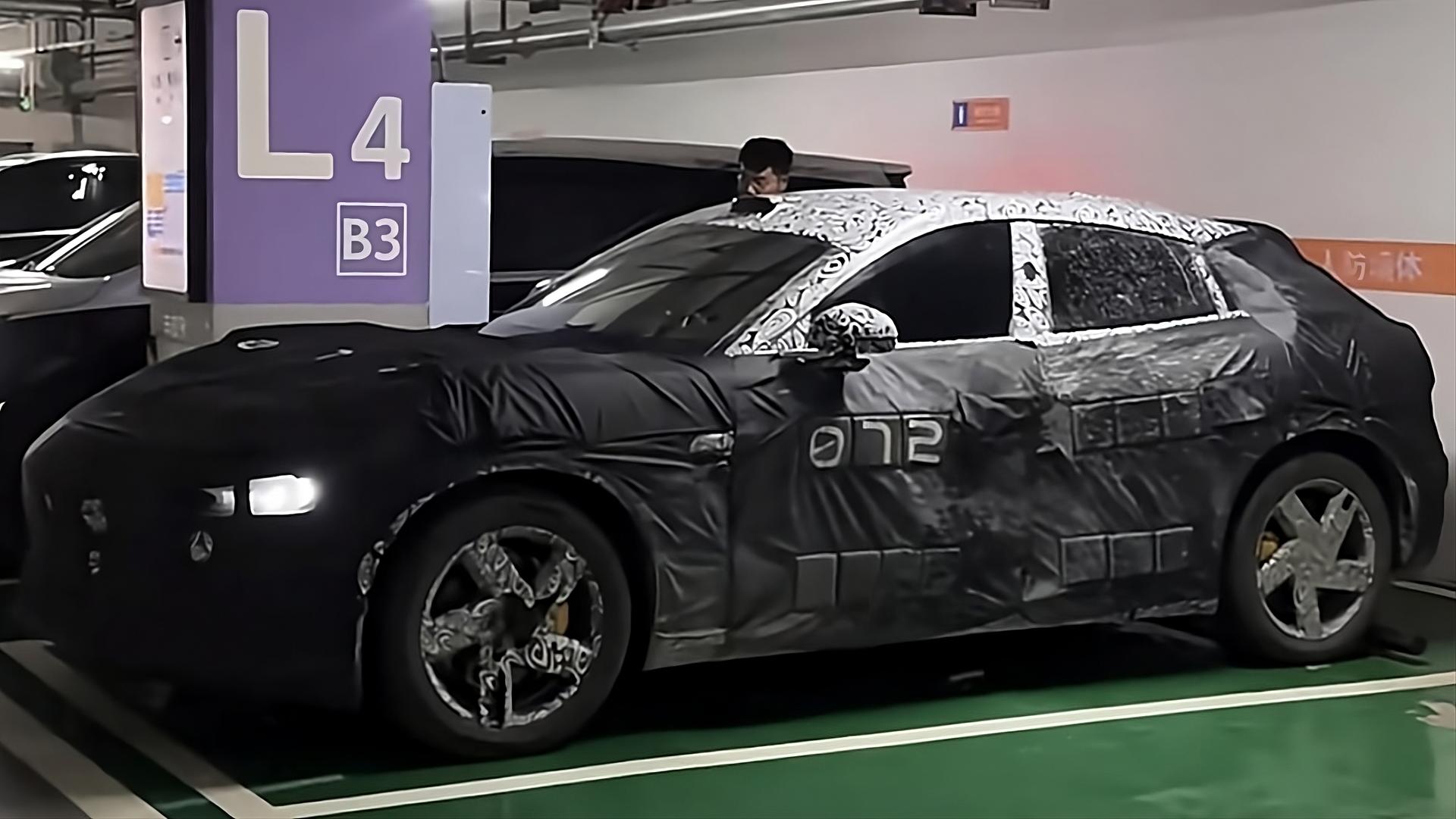 Špionážní snímek připravovaného SUV od Xiaomi | foto: autohome.com.cn