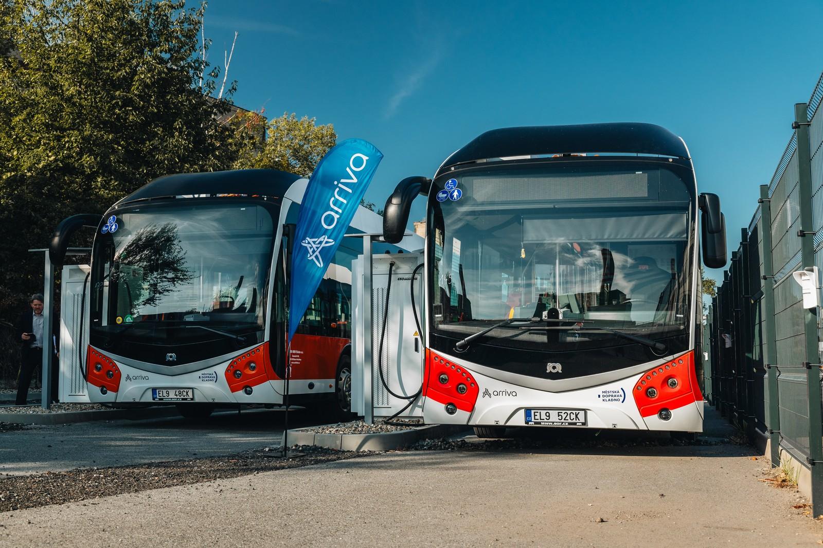 Nové elektrobusy na Kladně se dobíjejí z elektrárny.