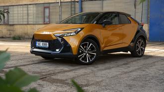 Test Toyota C-HR 2.0 Hybrid – Ambice i handicapy v masce dravce