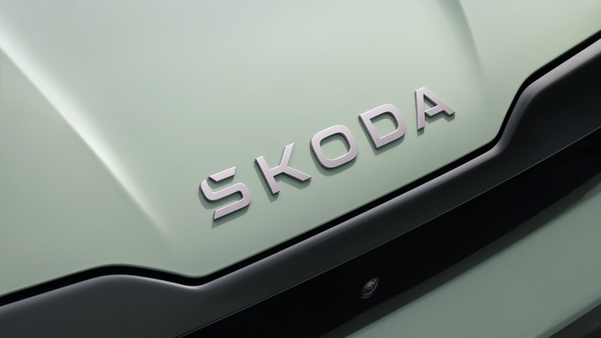 Nové logo na kapotě vozu Škoda | foto: Škoda Auto