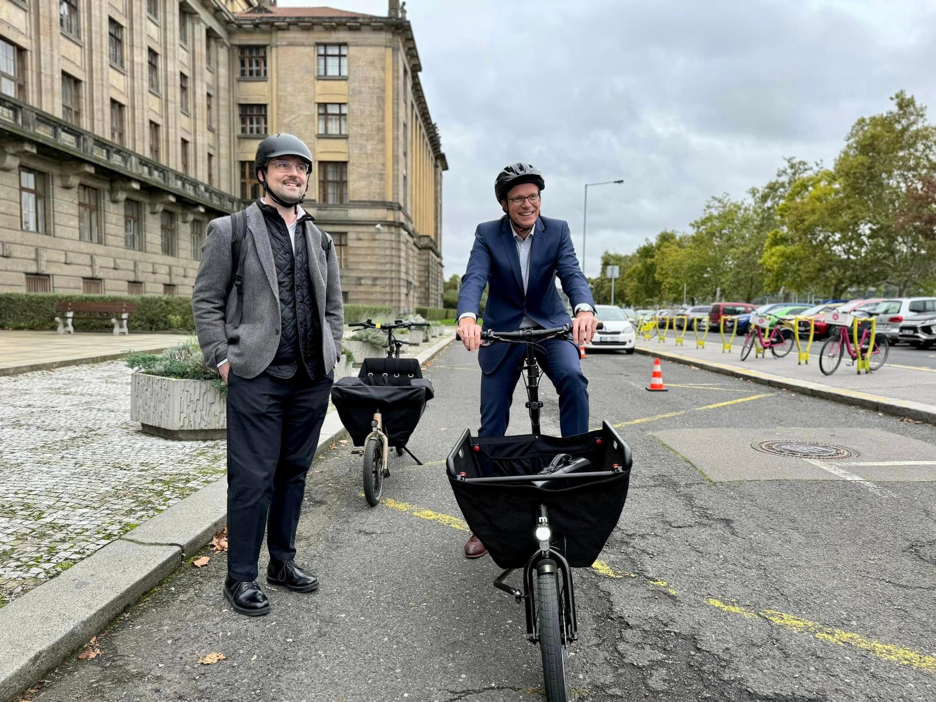 Nákladní elektrokolo vyzkoušel i ministr dopravy Martin Kupka| foto: Ministerstvo dopravy