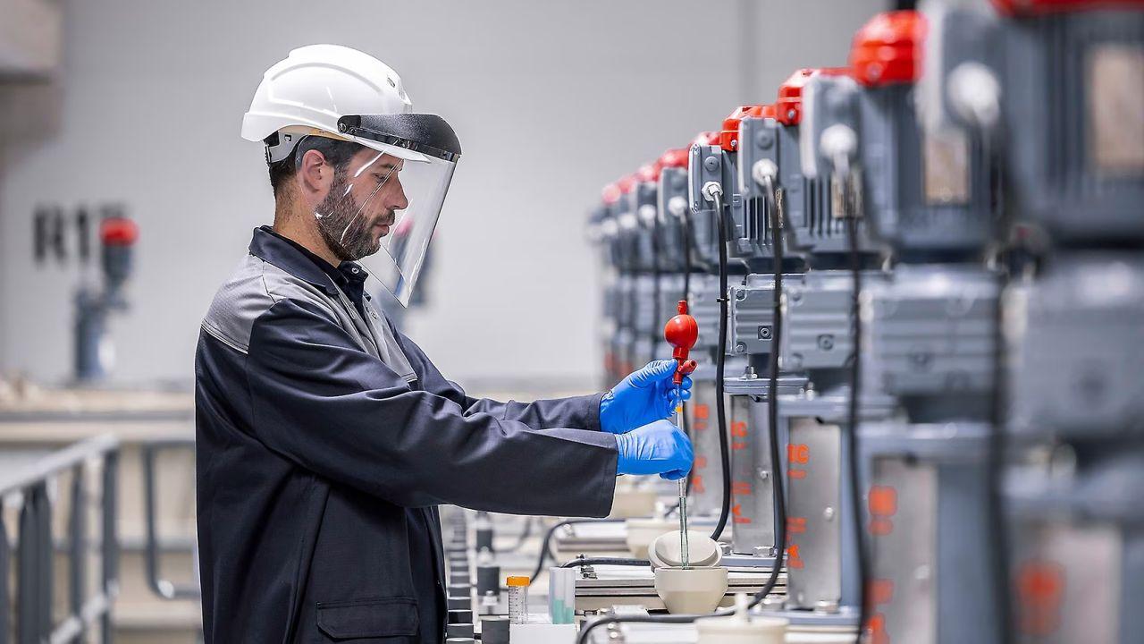 Závod na recyklaci baterií automobilky Mercedes-Benz