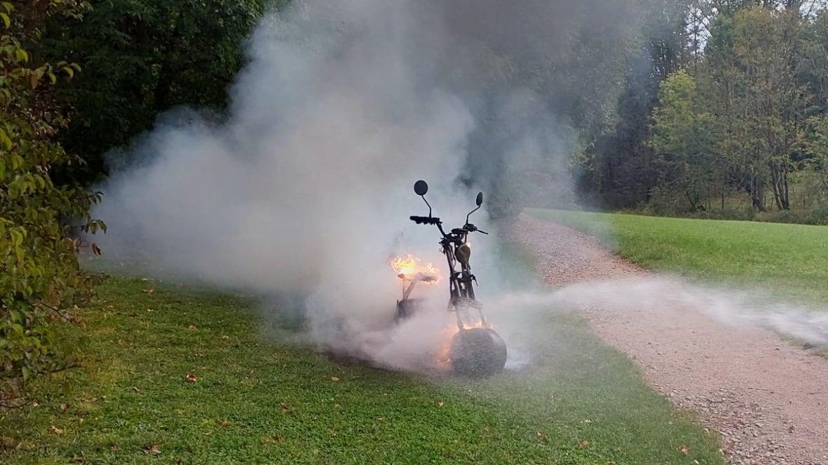 Požárů elektrokoloběžek přibývá. Způsobují škody na majetku i zdraví