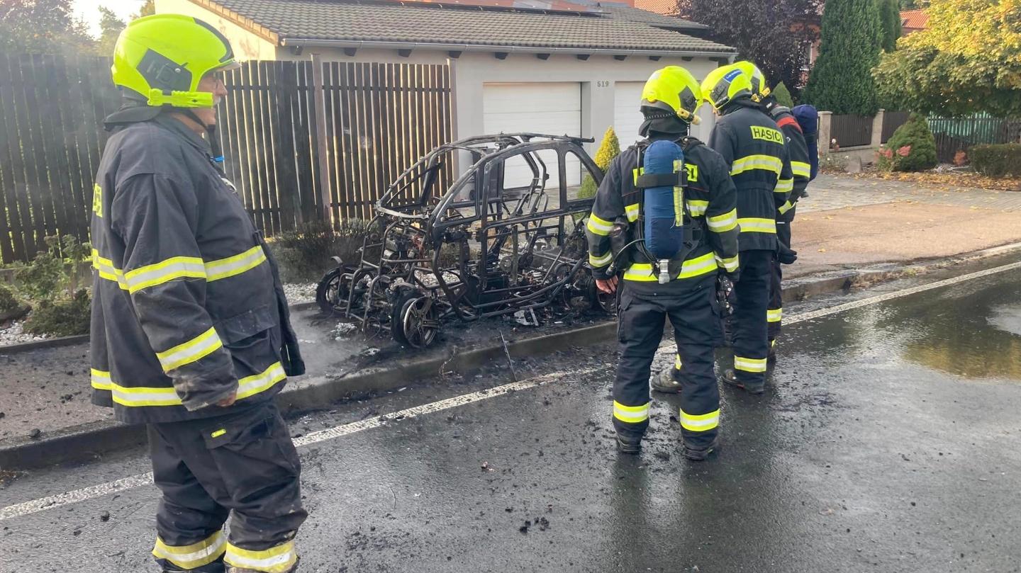 U Plzně shořel elektromobil. Hasiči se potýkali s vybuchujícími články baterie