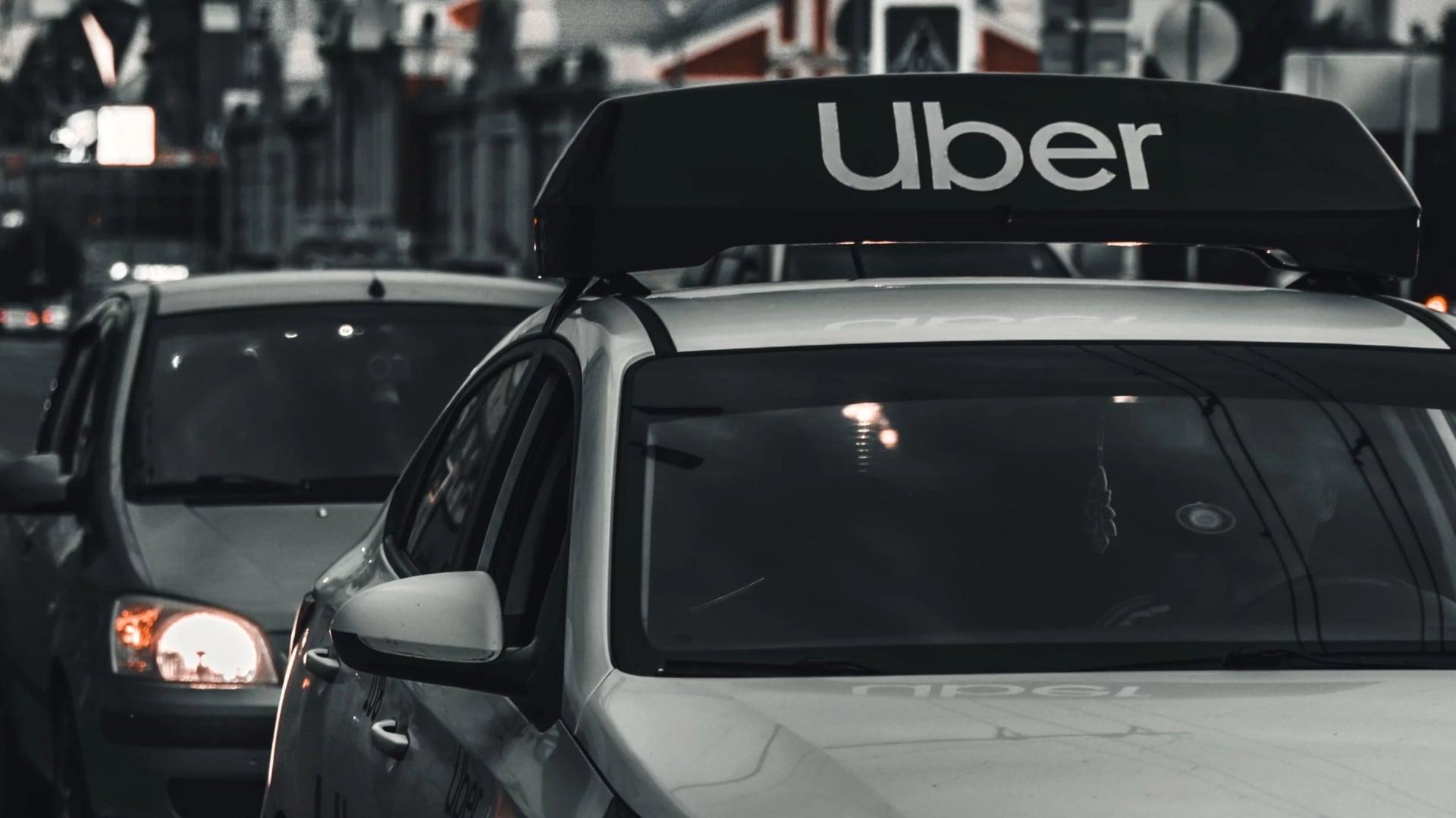 Uber chce, aby si lidé brali radši elektromobily. Mají si na ně počkat