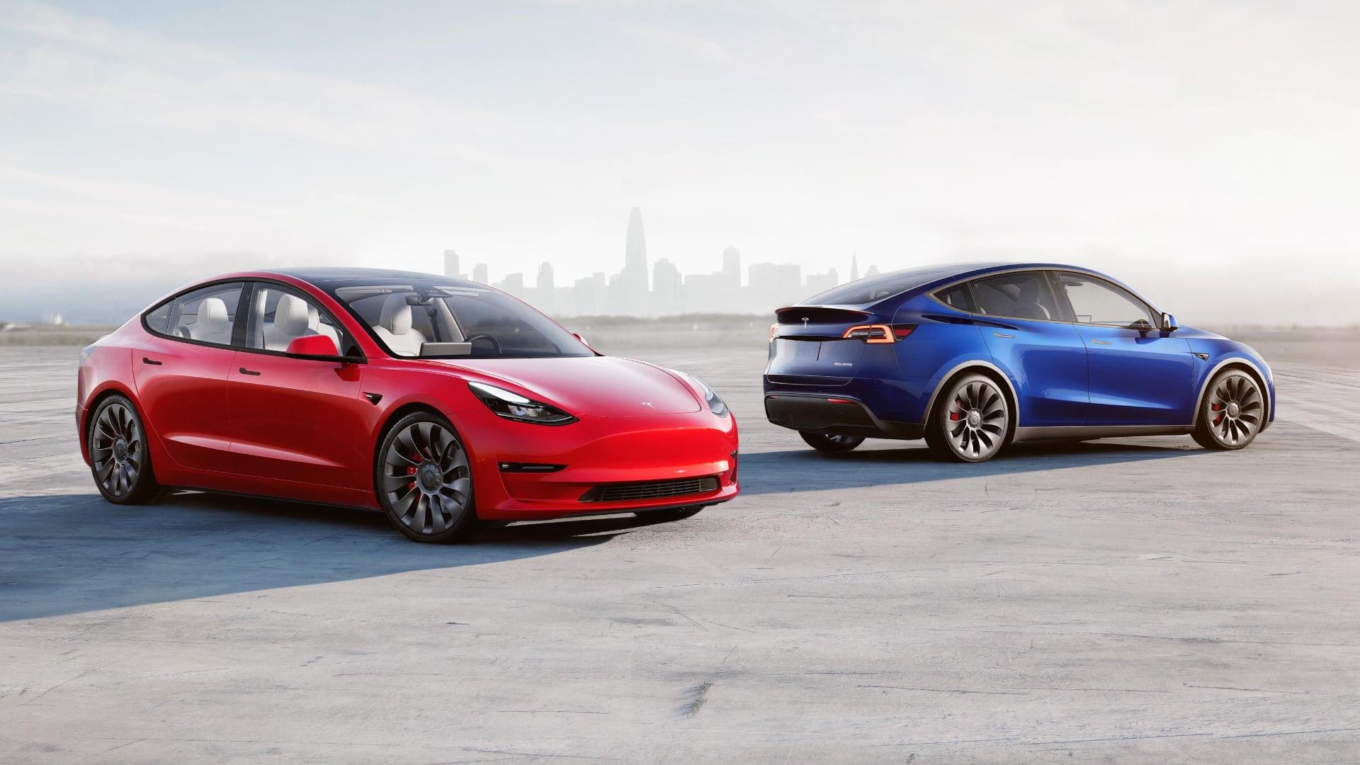 Tesla Model Y (2024) v červené a modré barvě