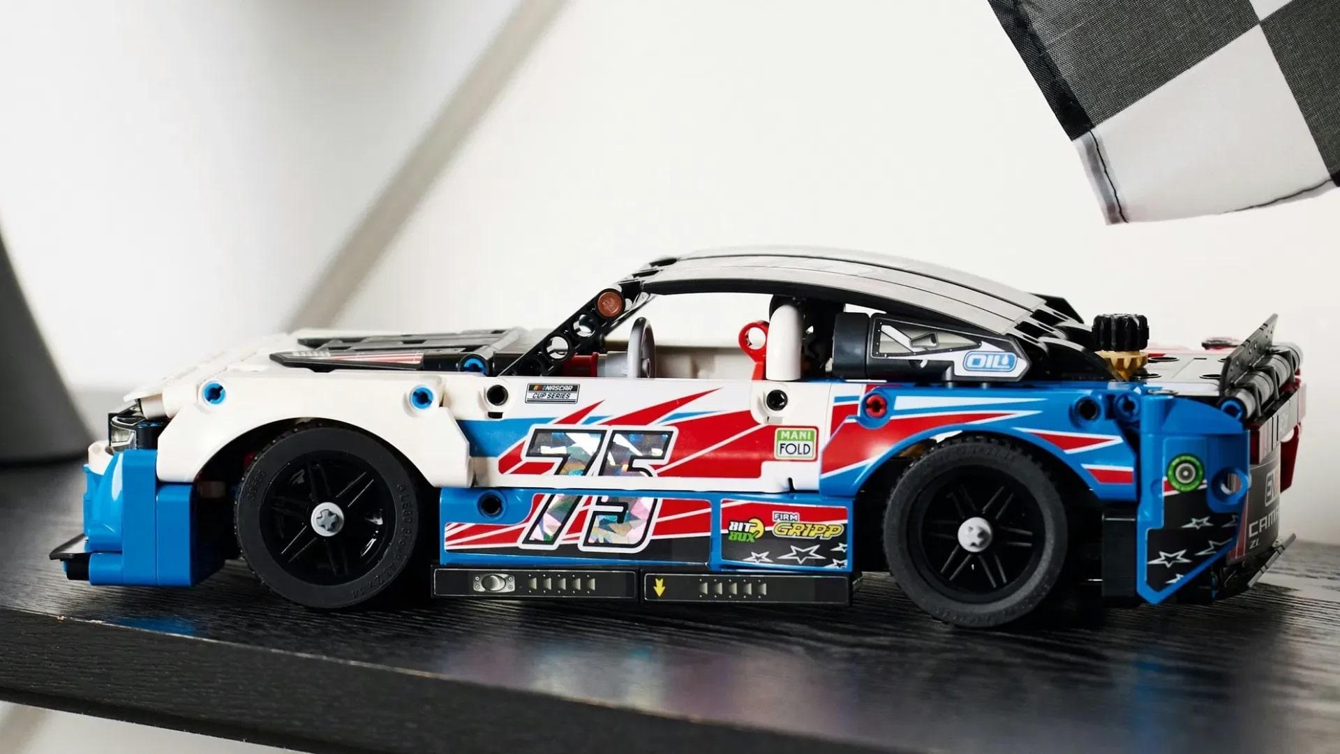 LEGO Technic 42153 NASCAR Chevrolet Camaro ZL1 | foto: LEGO Technic