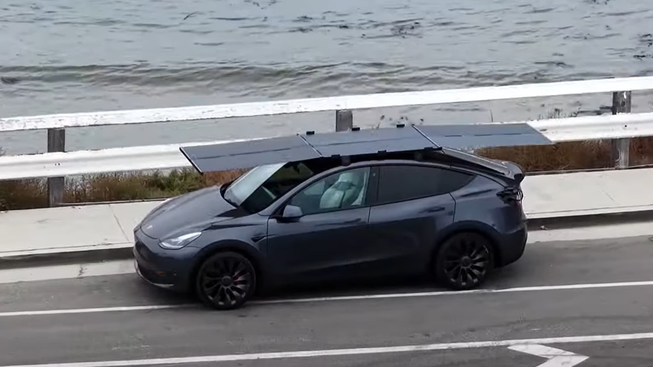 Tesla Model Y s plně roztaženými solárními panely DartSolar | foto: DartSolar