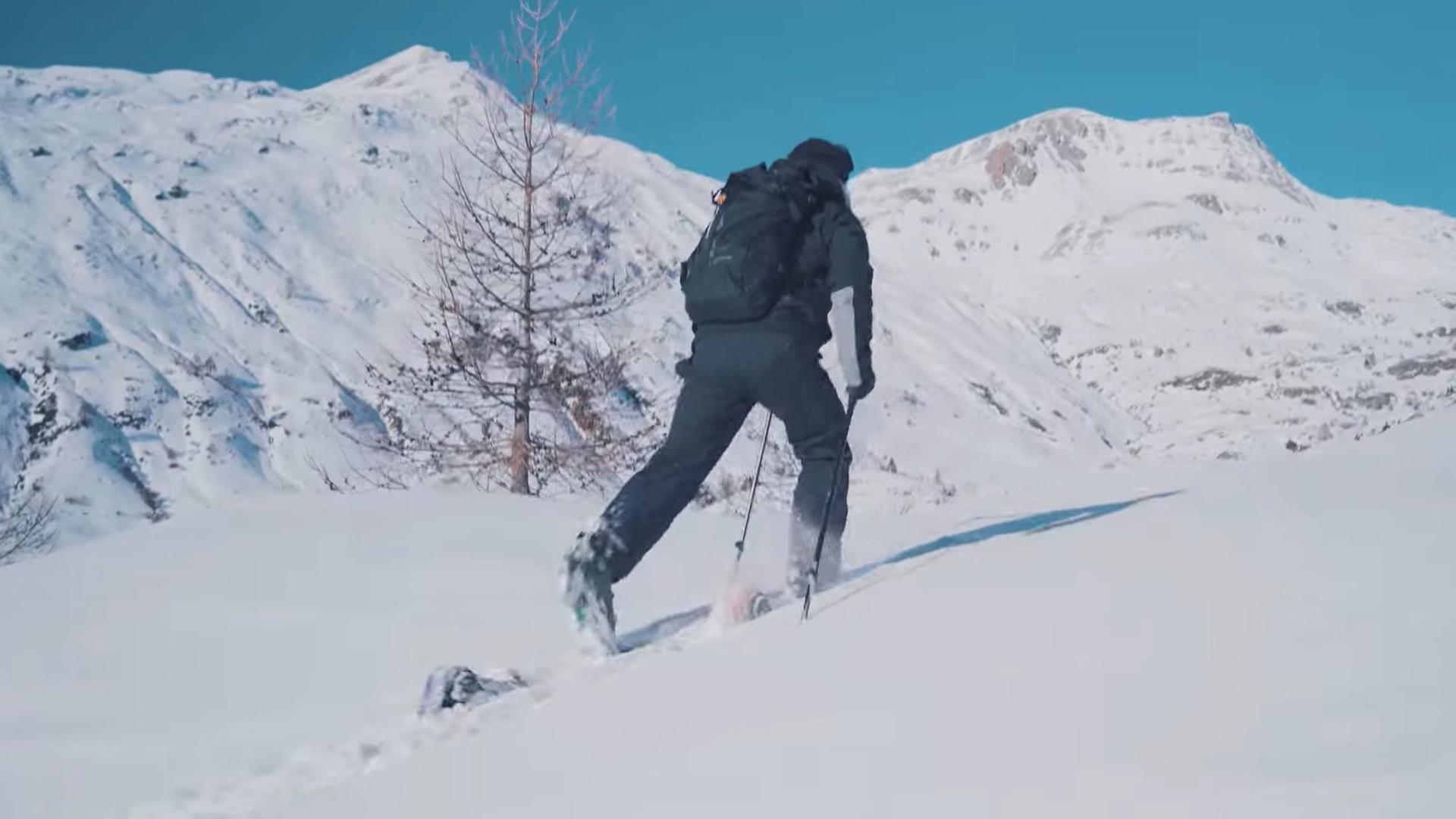 Elektromotor pomáhá u lyží E_SKIMO při pohybu do kopce | foto: YouTube/E-SKIMO