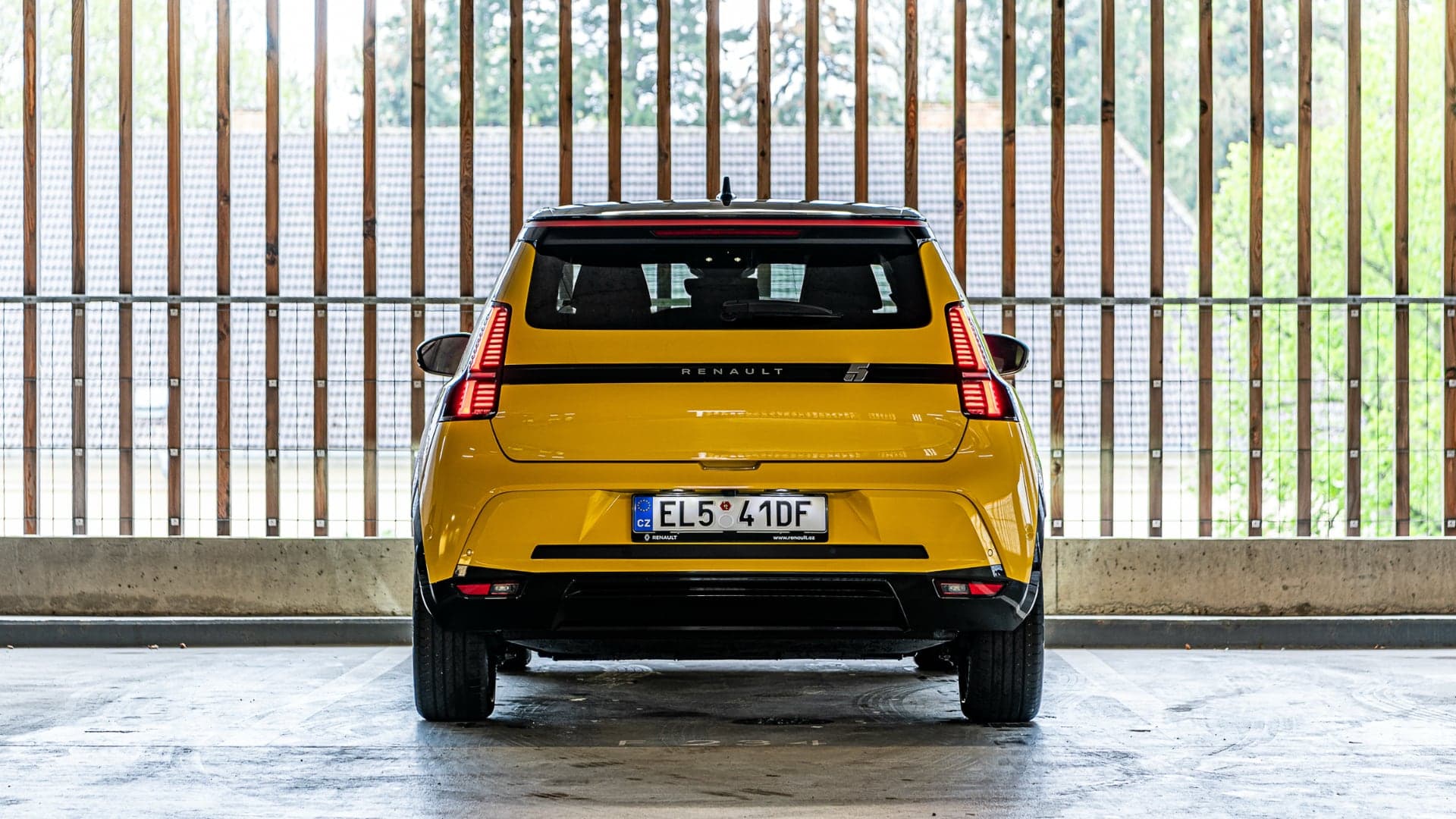 Renault 5 E-Tech, zezadu | foto: Tomáš Devera