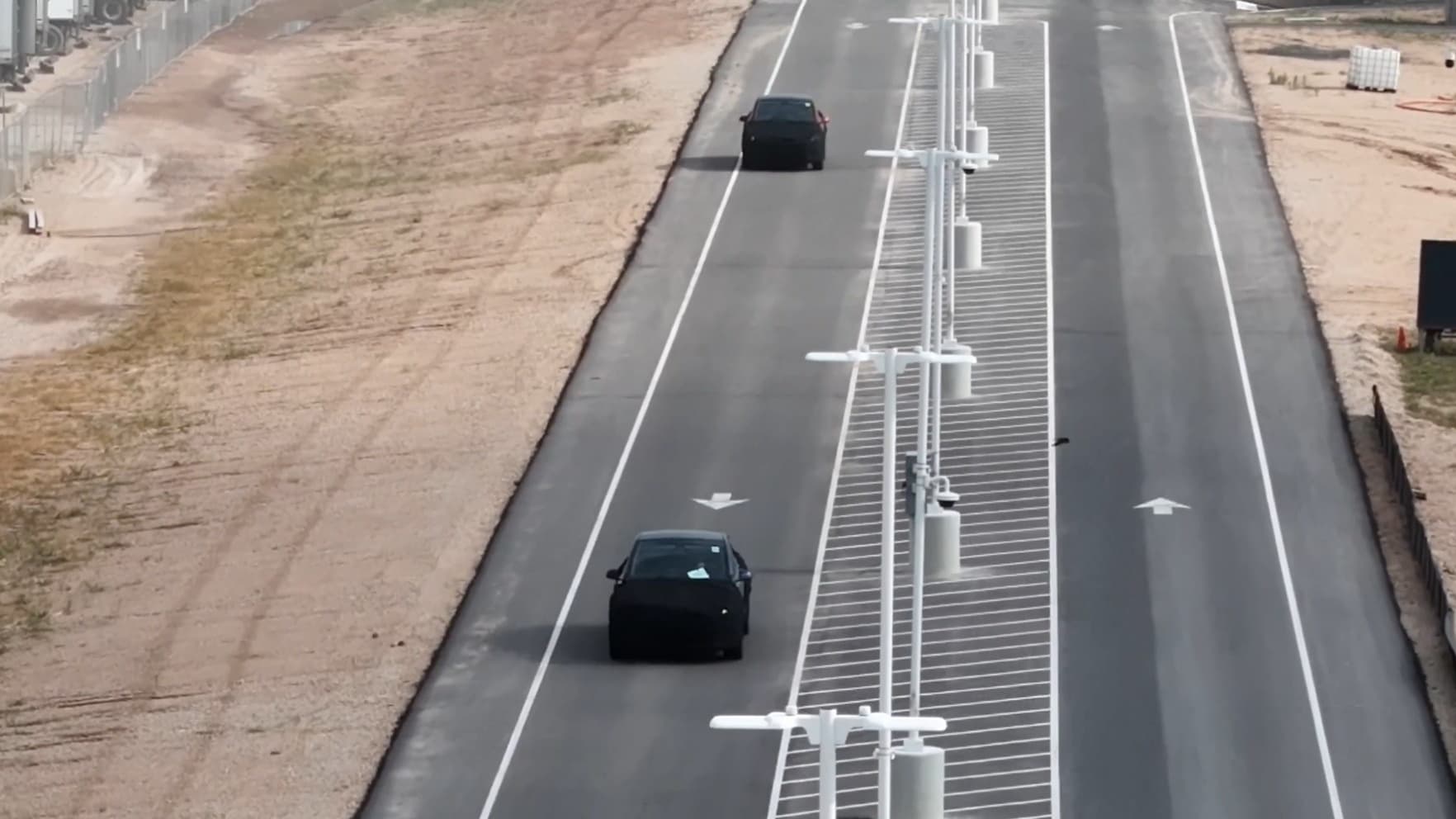 Maskované prototypy Tesly Model Y byly natočeny u Gigafactory Texas | foto: x.com/Joe Tegtmayer
