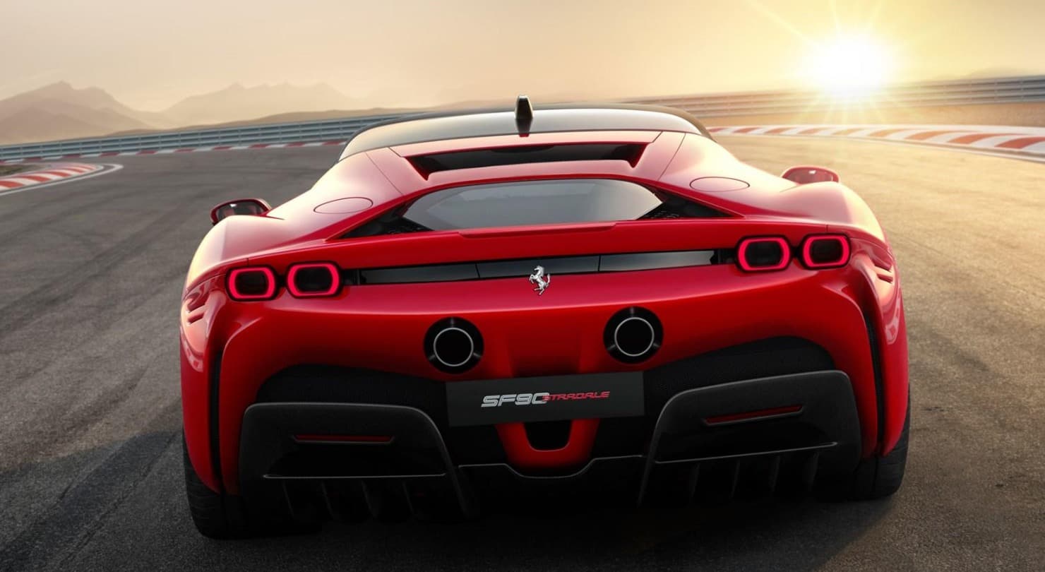 Ferrari SF90 Stradale na závodním okruhu | foto: Ferrari