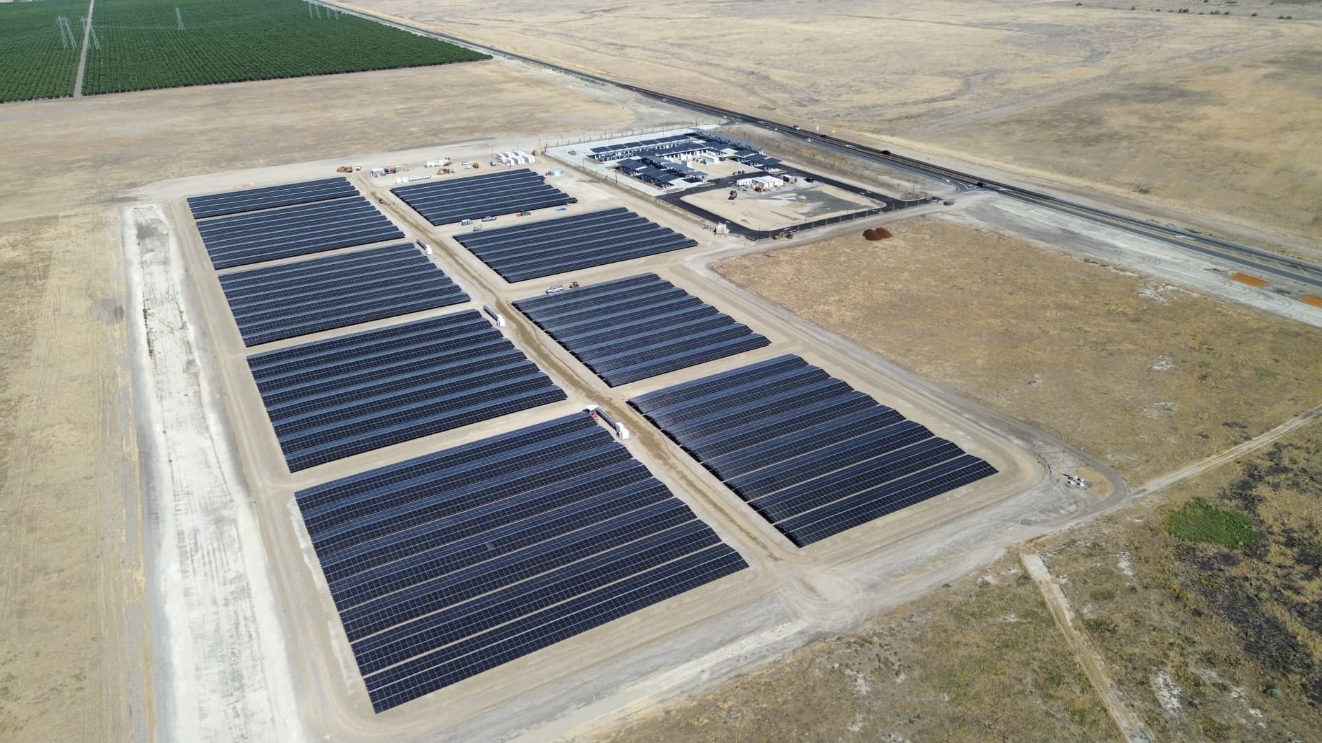 Supercharger Oasis napájí vlastní solární farma | foto: Tesla