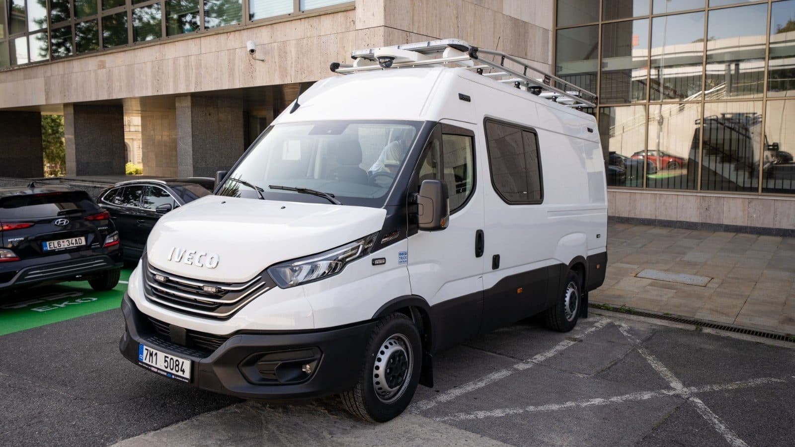 Policejní dodávka Iveco se speciálním vybavením | foto: Policie ČR