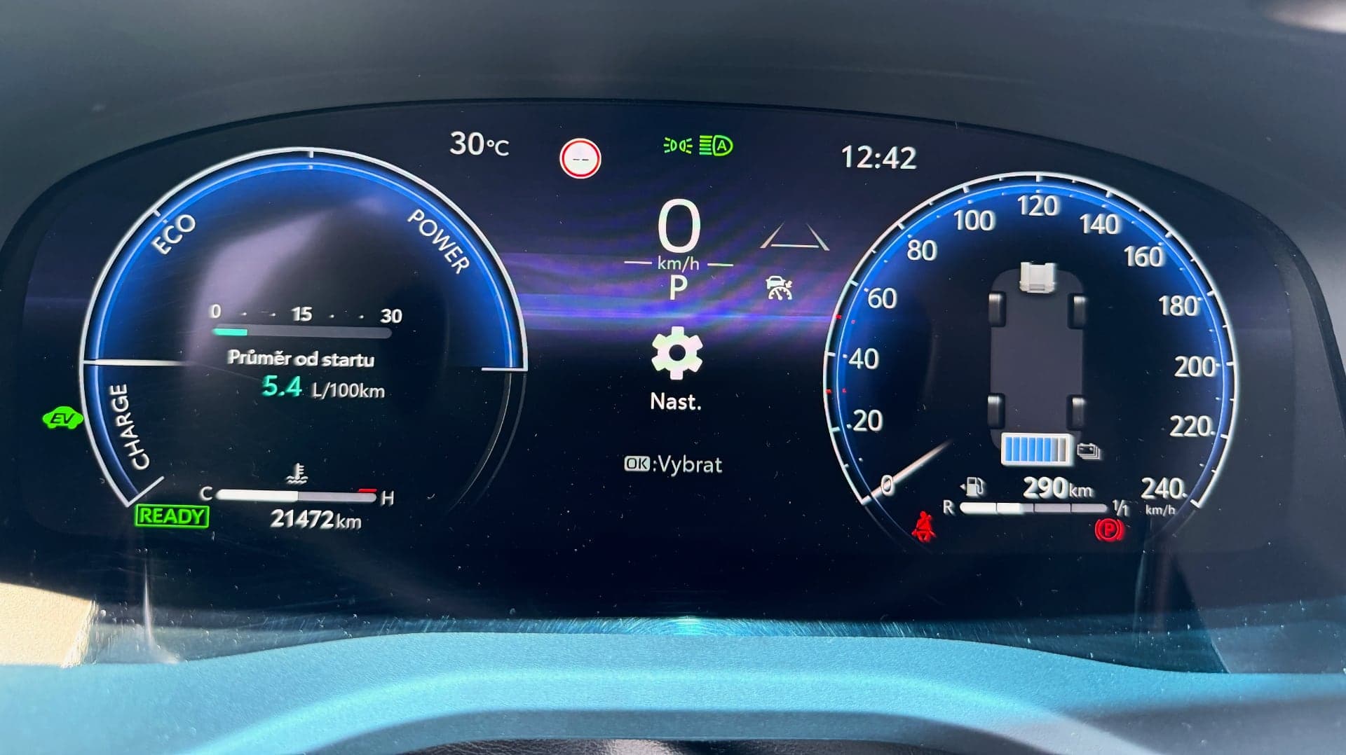 Toyota Camry Hybrid (2025) | foto: Tomáš Drahoňovský