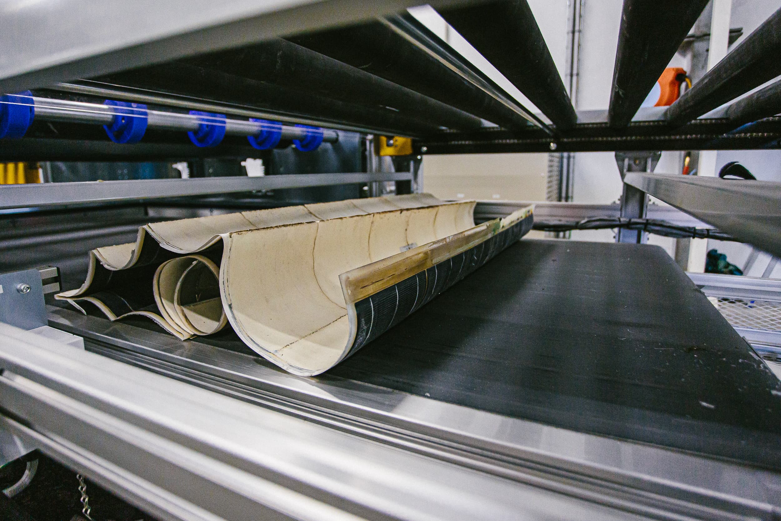 Nová linka využívá japonskou technologii horkých nožů, která odděluje sklo z panelů bez jeho poškození | foto: ČEZ