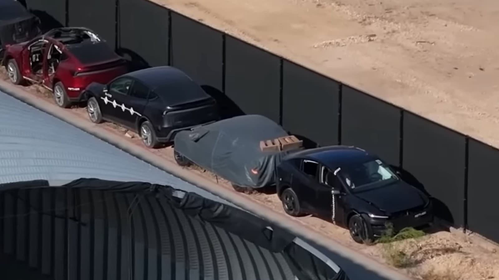 Pod plachtou se nachází neznámý testovací vůz Tesly | foto: Joe Tegtmayer via X