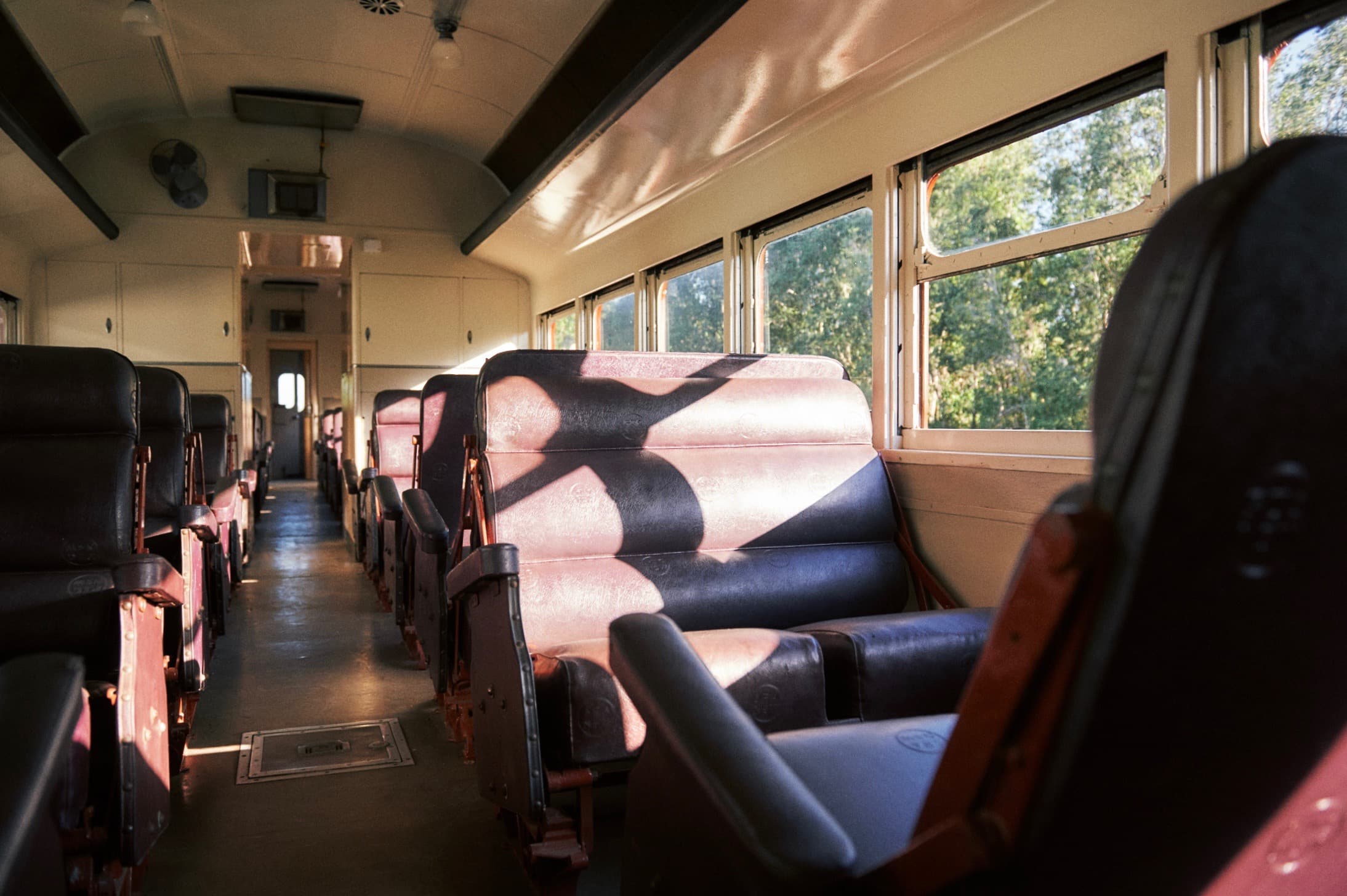 Cestující si mohou vychutnat pohodlí stylových sedaček a kochat se výhledem | Zdroj: Byron Bay