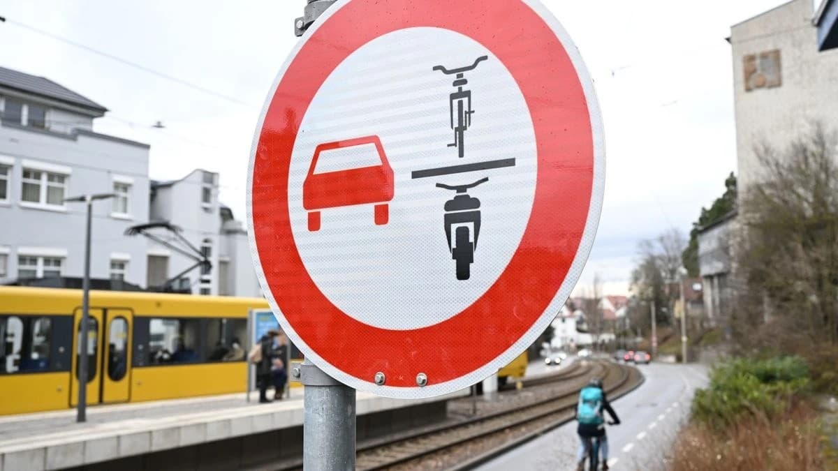 Dopravní značka 277.1, zákaz předjíždění jednostopých vozidel | Zdroj: Bernd Weißbrod