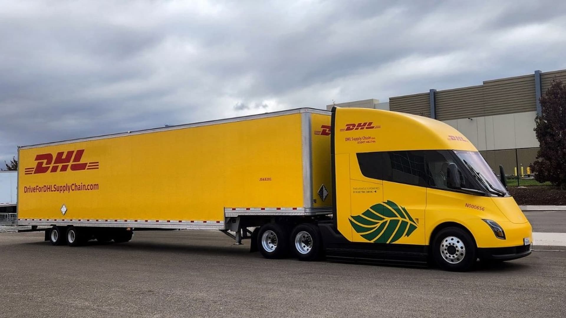 Tesla Semi v barvách DHL | Zdroj: DHL