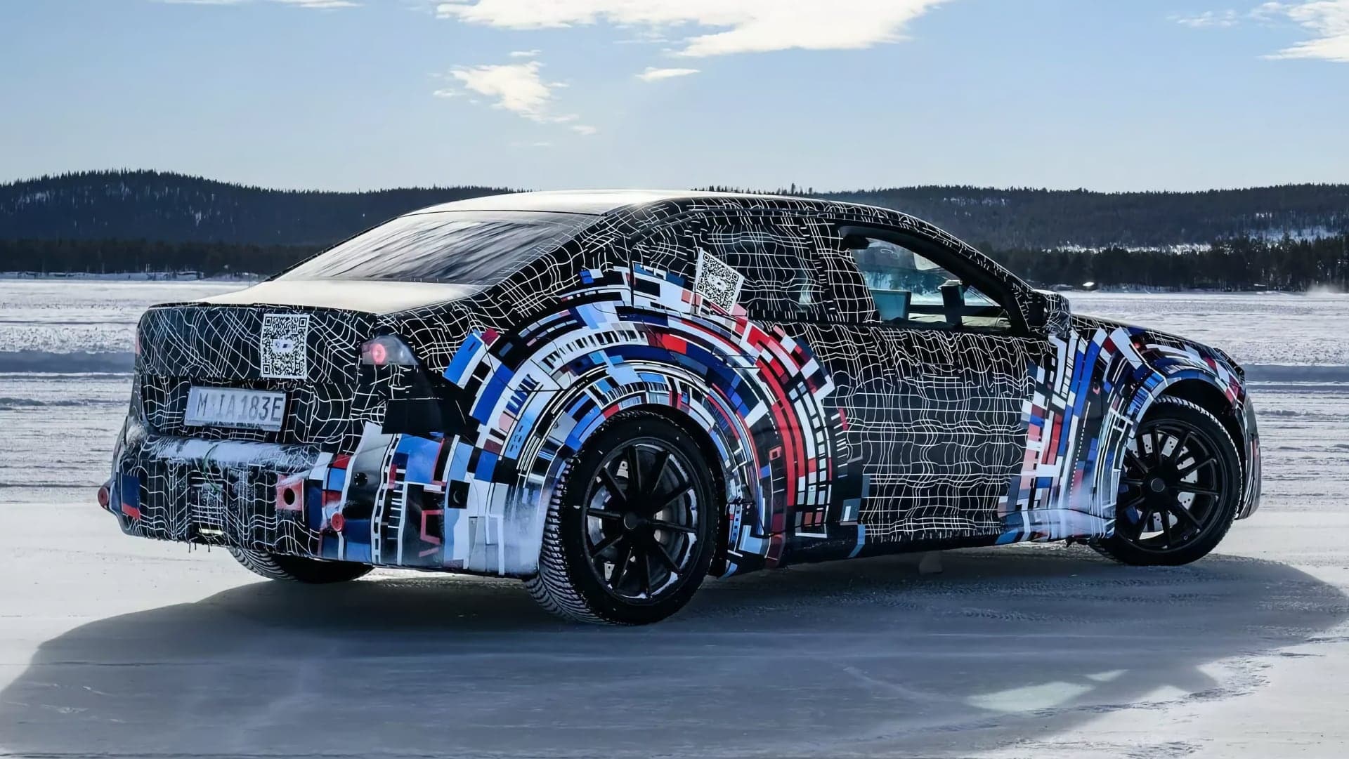 Oficiální snímky kamuflovaného BMW M3 z řady Neue Klasse | Zdroj: BMW