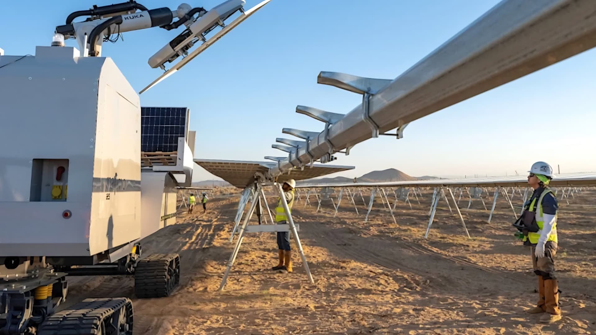 Robot Maximo instaluje fotovoltaické panely | Zdroj: Maximo