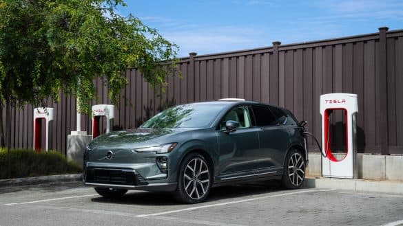 Majitelé vozů Volvo se na Superchargerech nově obejdou bez aplikace Tesla