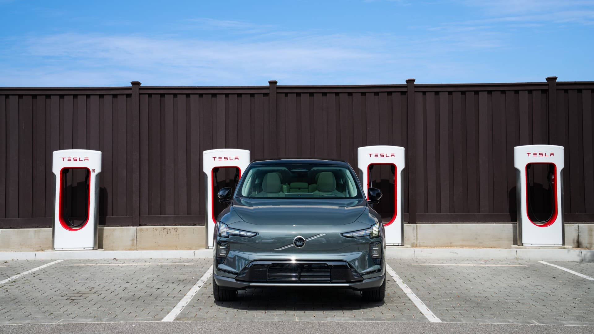 Volvo na Tesla Supercharger | Zdroj: Volvo Cars