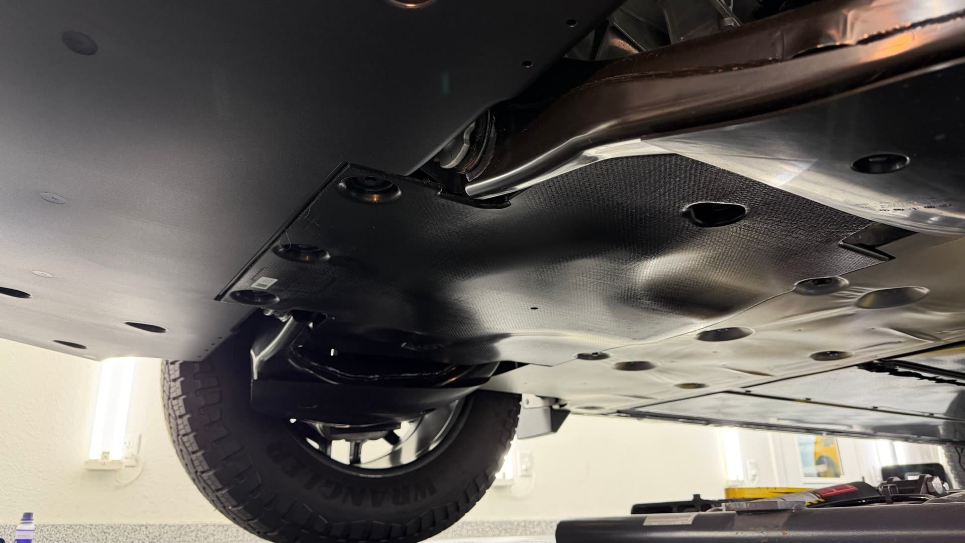 Tesla Cybertruck, kryt podvozku z karbonových vláken | Zdroj: Coleton Guerin / síť X