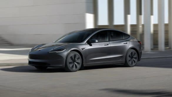 Tesla Model 3 dostává větší displej a umí napájet spotřebiče. Cena zůstala stejná