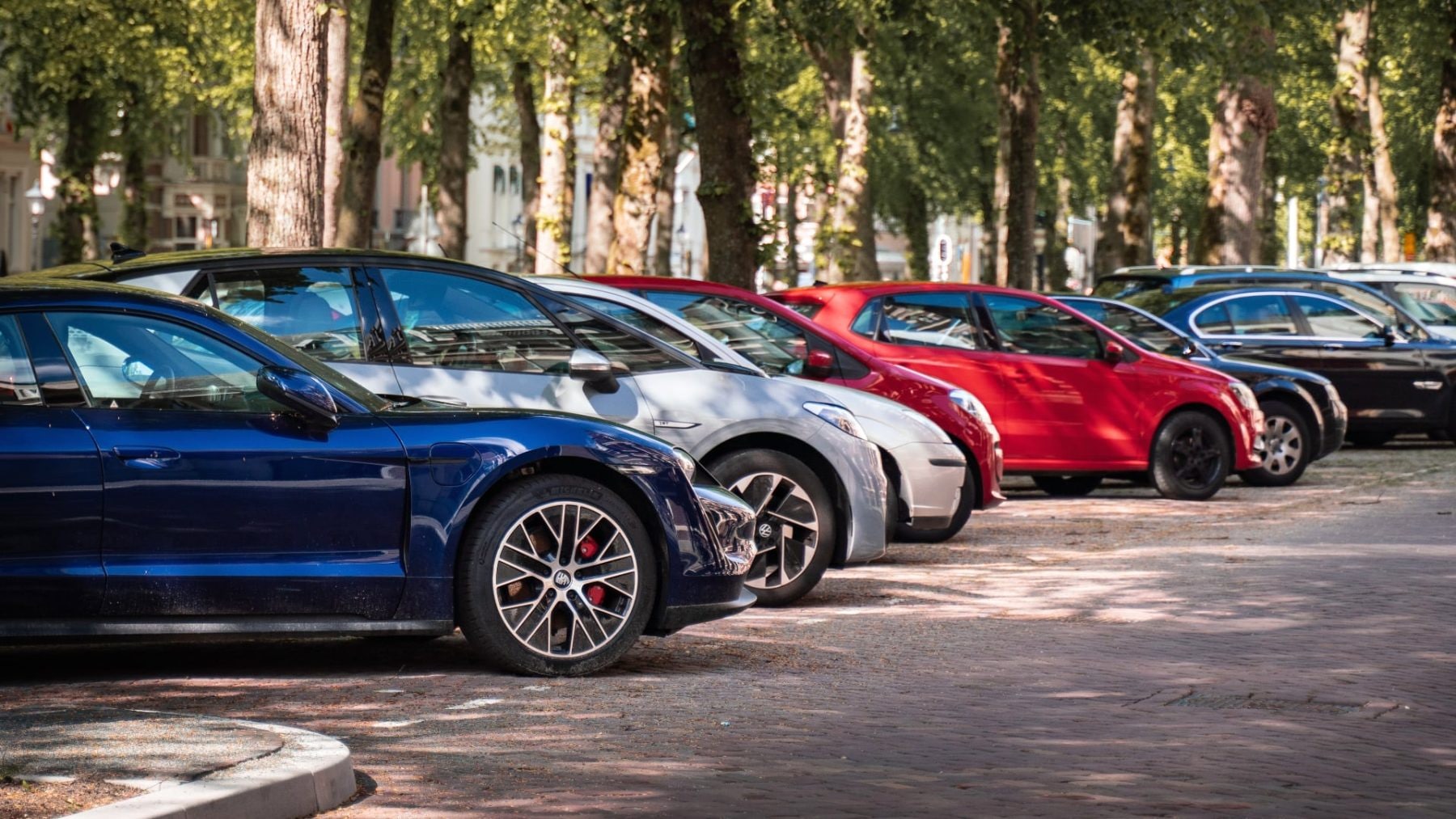 Parkování v ulici | foto: Unsplash