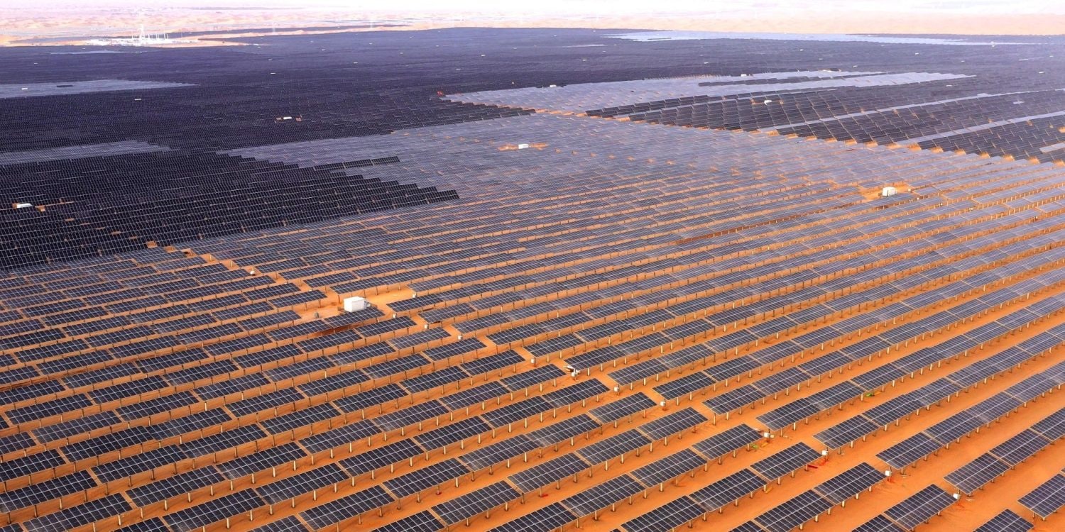 Obrovská solárně větrná elektrárna instalovaná v poušti Gobi | foto: China Daily