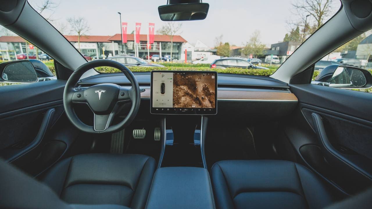 Interiér ve voze Tesla | Zdroj: Unsplash