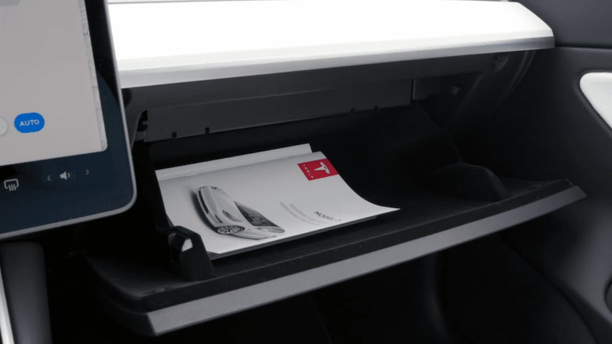 Tesla Model 3 a přihrádka u spolujezdce, tzv. glovebox | foto: Tesla