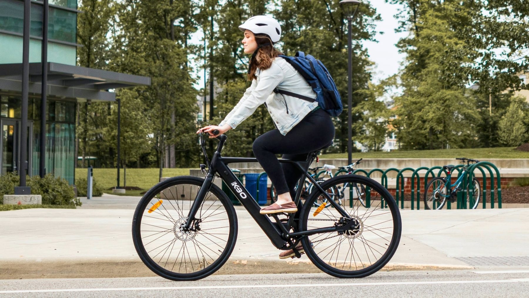 Cyklistka na elektrokole | Zdroj: Unsplash