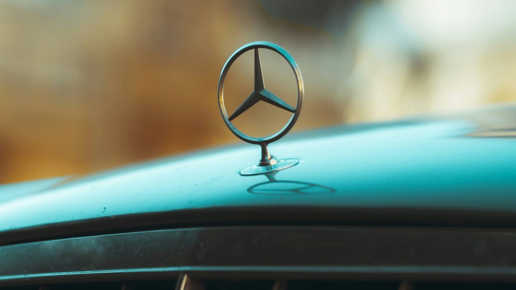 Logo Mercedes na autě | foto: Unsplash