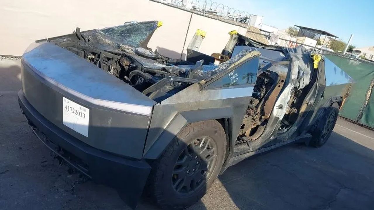 Tesla Cybertruck po výbuchu v Las Vegas | foto: IAA