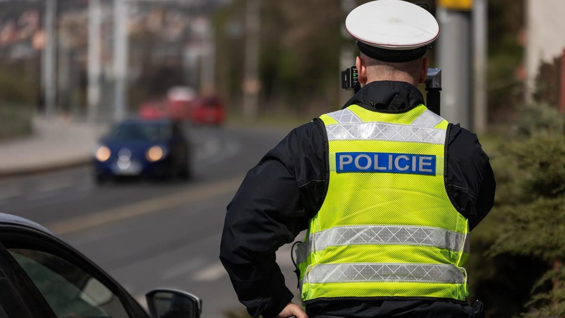 Policista měřící rychlost | foto: Policie ČR