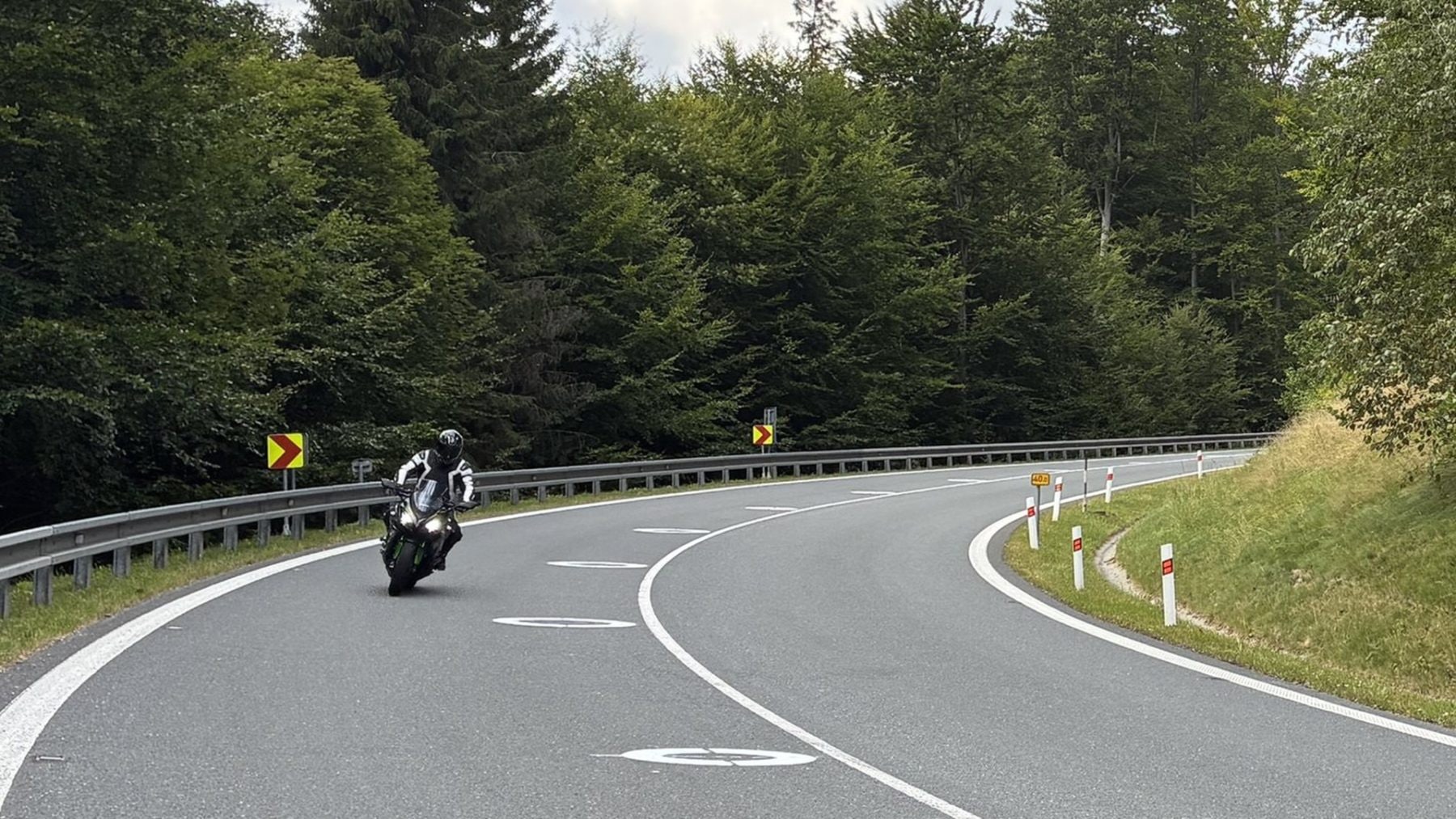 Nové značení vede motorkáře v zatáčkách | foto: BESIP