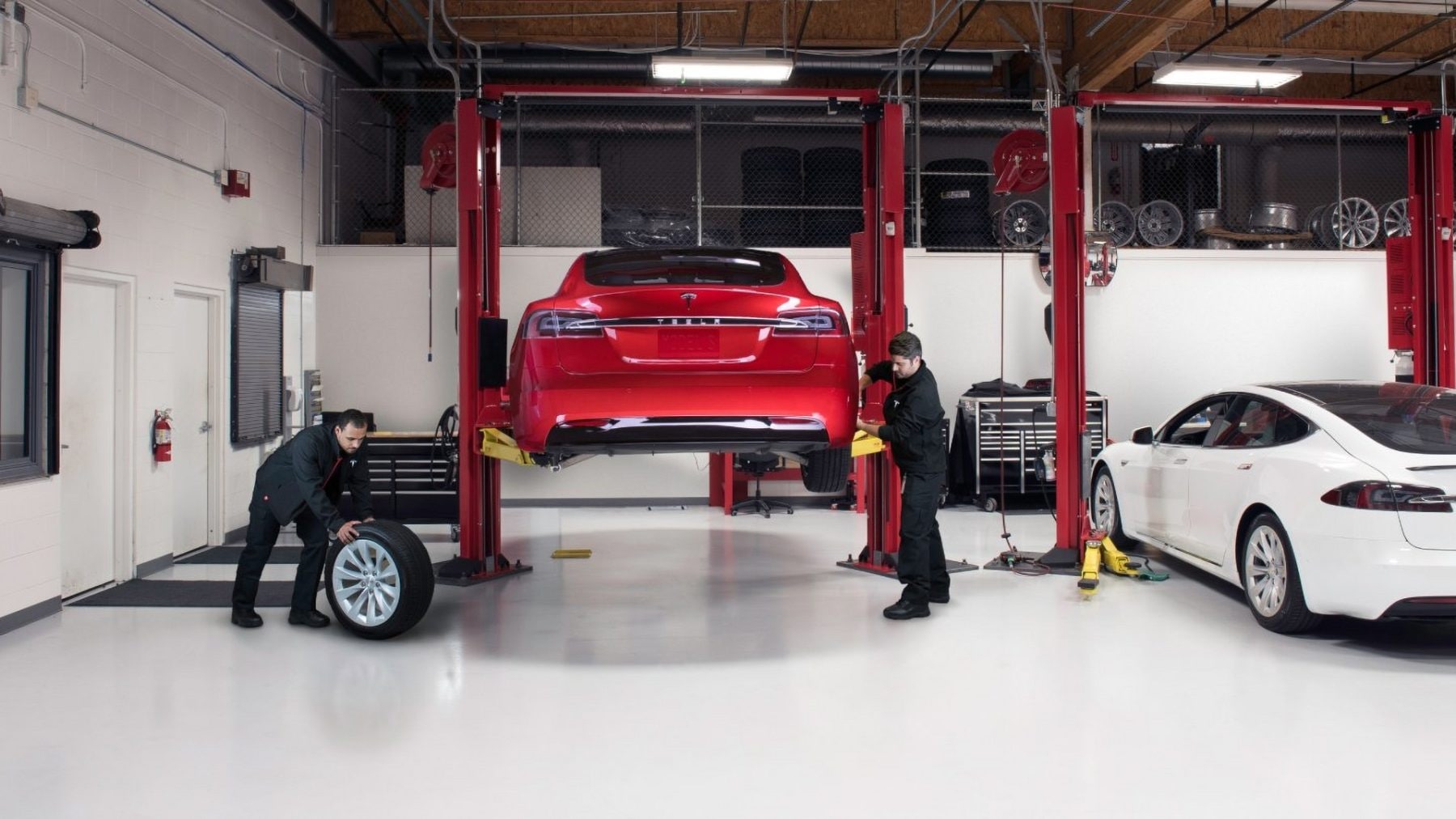 Elektromobil Tesla v autorizovaném servisu | Zdroj: Tesla