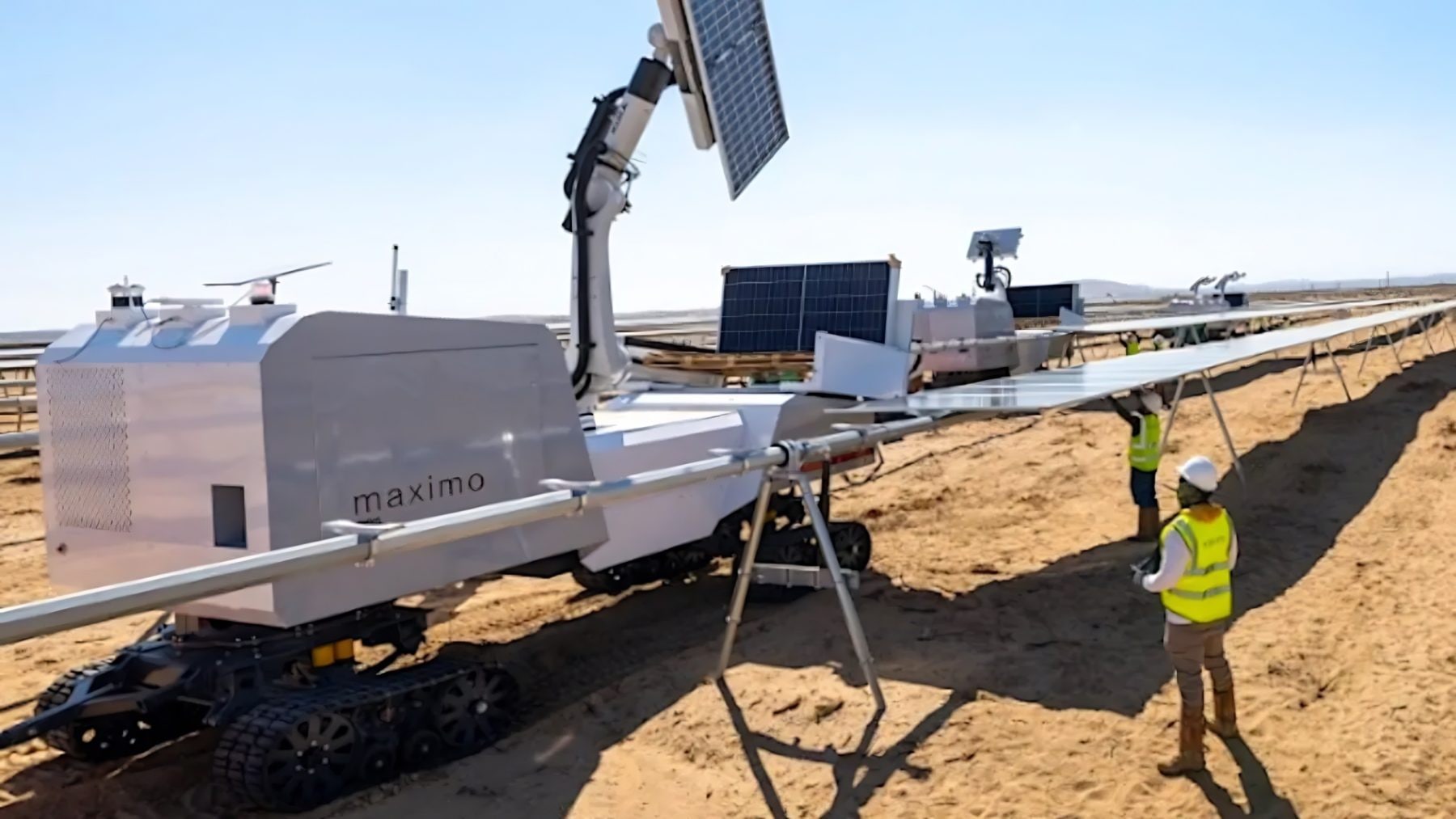 Robot Maximo instaluje fotovoltaické panely | Zdroj: Maximo