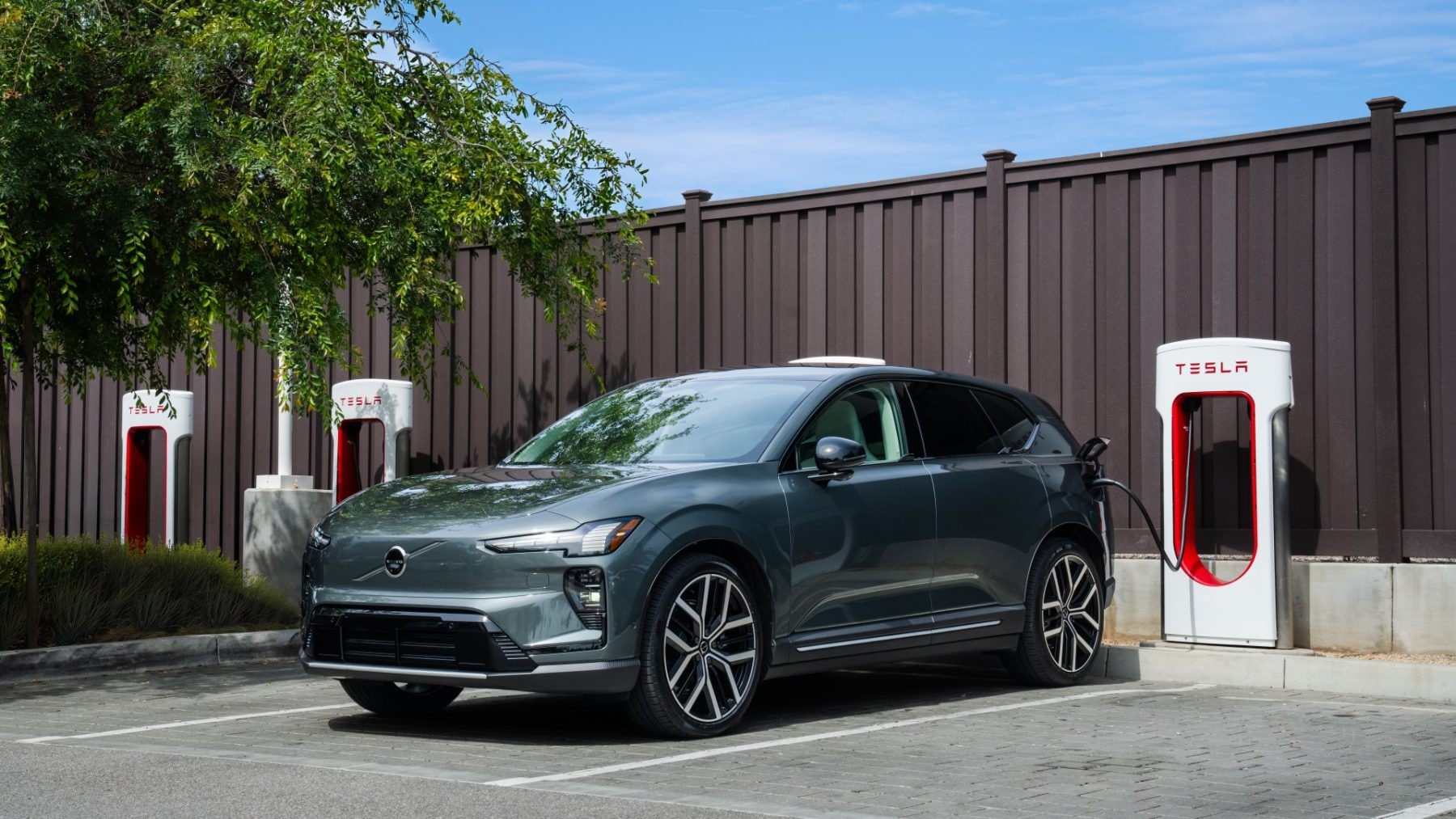 Volvo na Tesla Supercharger | Zdroj: Volvo Cars