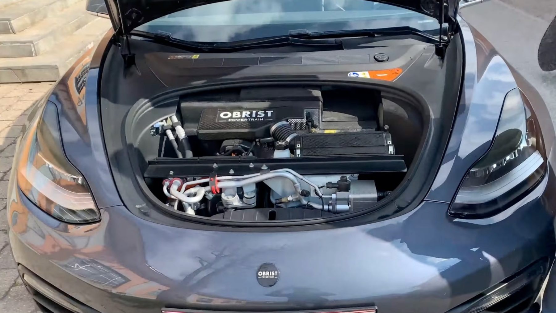 Tesla Model 3 se spalovacím prodlužovačem dojezdu | Zdroj: Obrist