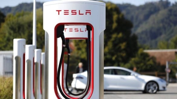 Není tohle už příliš? Tesla umožnila platit za nabíjení bizarní kryptoměnou