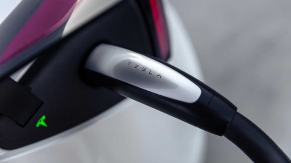 Tesla odemkla vyšší výkon (až 325 kW) u Superchargerů V4. Ale má to háček