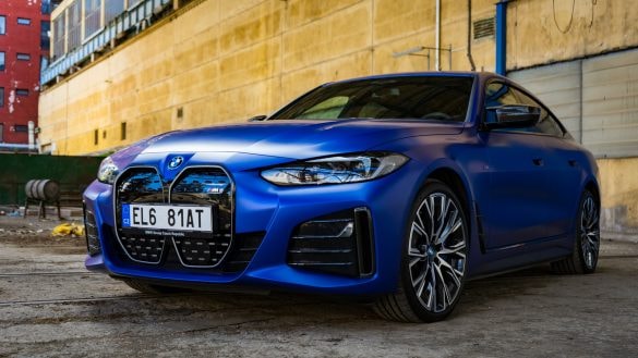 BMW iX a i4 mají vadné baterie. Hrozí požár, vozy musí okamžitě přestat jezdit