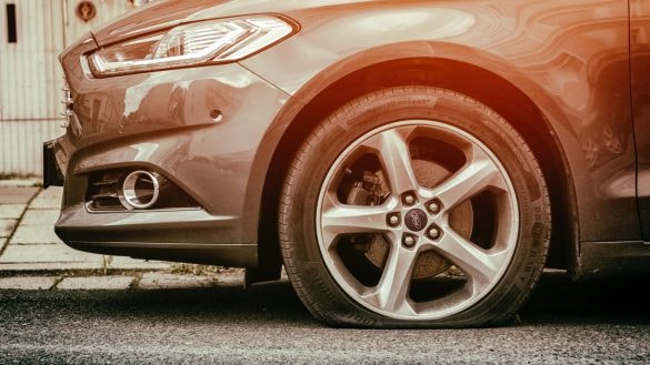 Auta mají novou slabinu. Senzory tlaku v pneu toho prozradí víc, než byste čekali