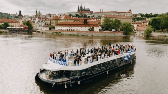 Vltavu v historické části Prahy brázdí elektrická loď. Svézt se může každý